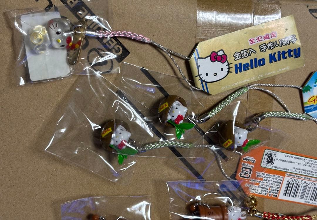 ご当地限定　ハローキティ ストラップ　チャーム うちわ　タオル　30個セット