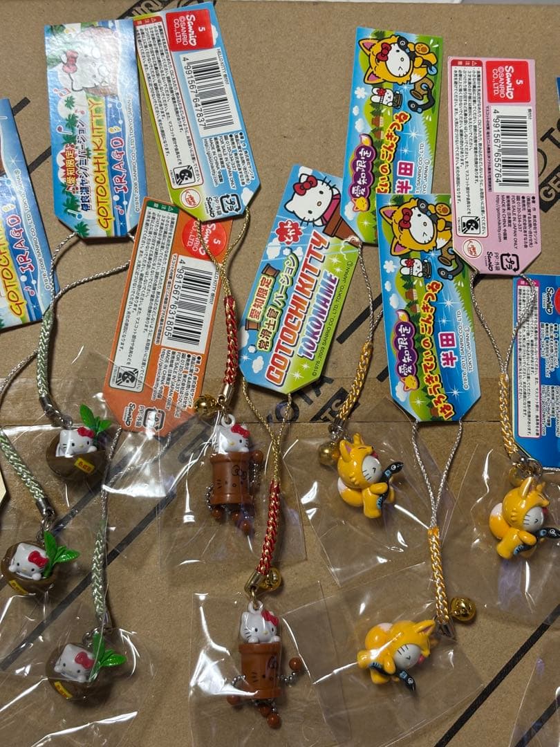 ご当地限定　ハローキティ ストラップ　チャーム うちわ　タオル　30個セット