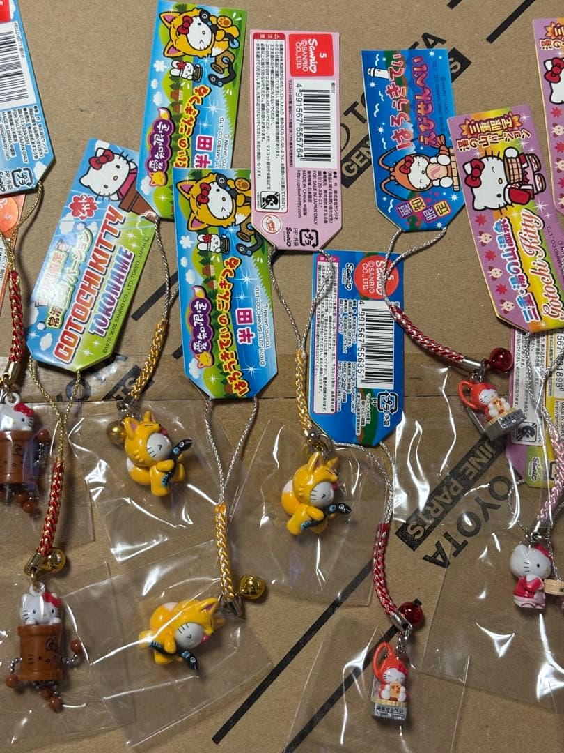 ご当地限定　ハローキティ ストラップ　チャーム うちわ　タオル　30個セット