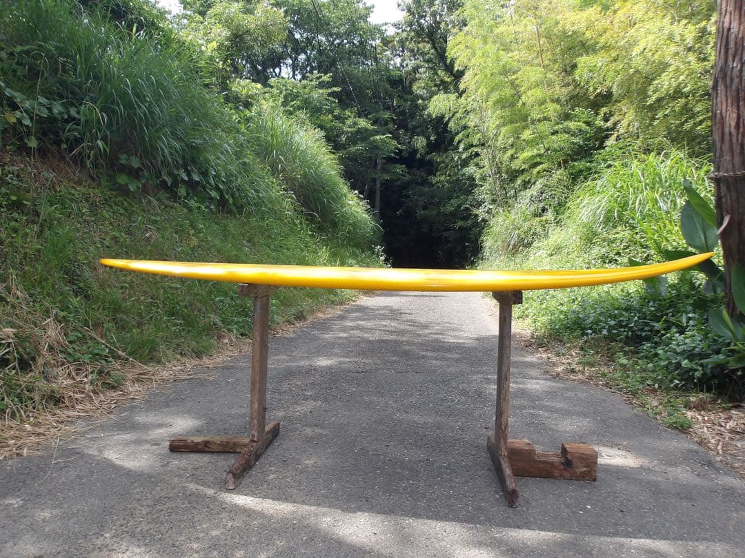 黄色いサーフボード　ライトニングボルト　ミッドレングス6'9