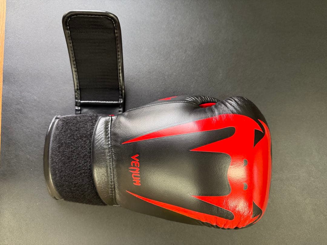 【希少16OZ】Venum Giant 3.0 ボクシンググローブ 赤/黒