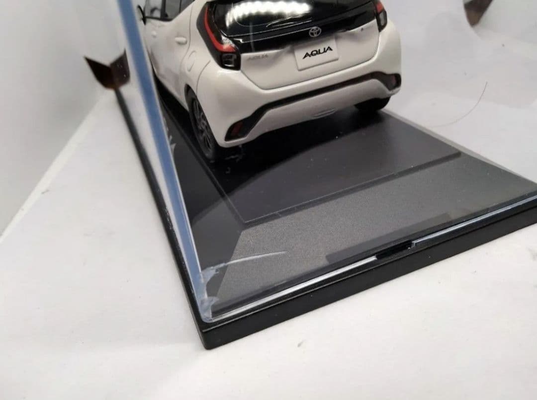 トヨタ アクア ミニカー カラーサンプル プラチナホワイトパール AQUA 後期