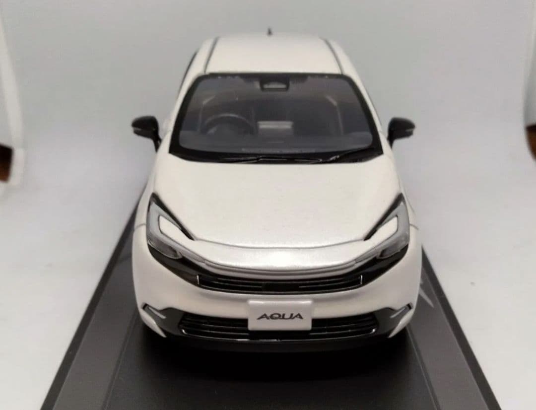 トヨタ アクア ミニカー カラーサンプル プラチナホワイトパール AQUA 後期