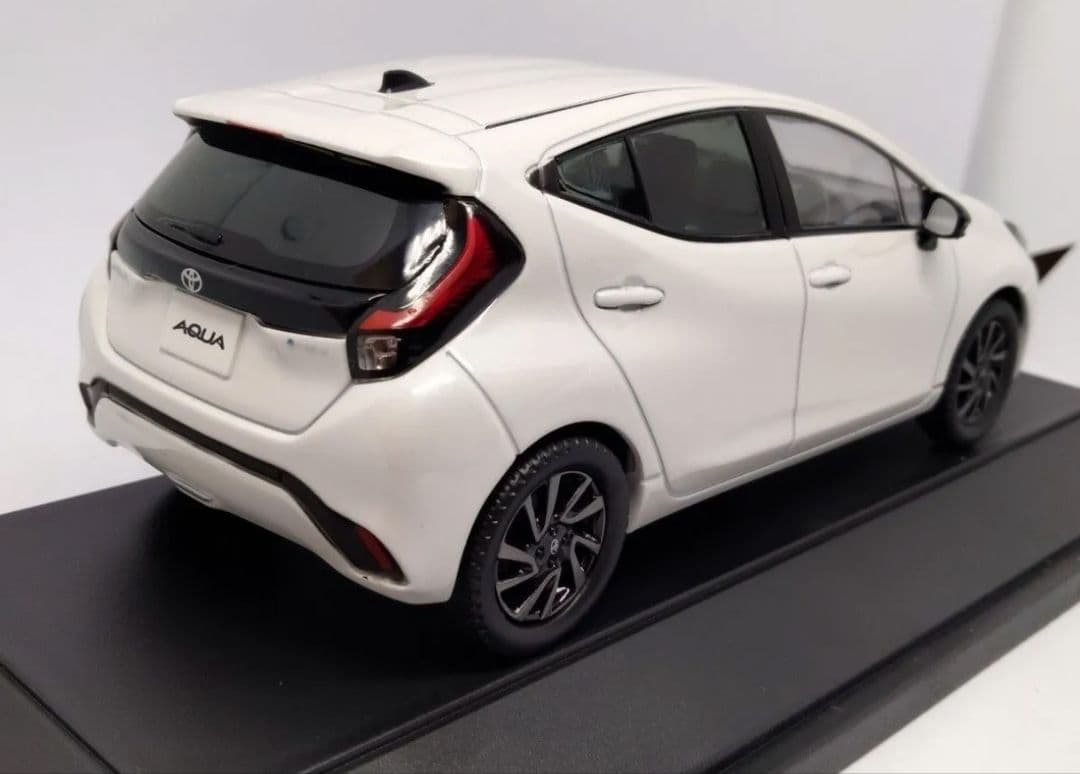トヨタ アクア ミニカー カラーサンプル プラチナホワイトパール AQUA 後期
