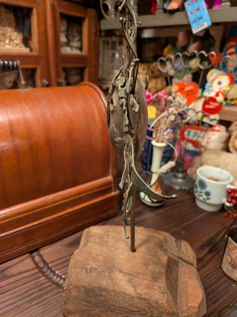 USAアンティークショップ購入 金属製太陽の顔装飾品 木製ベース付き