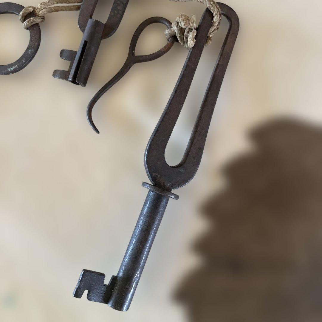 古い蔵の鍵 鉄製 アンティーク 建築金物 4点セット（最大30cm）　明治江戸期