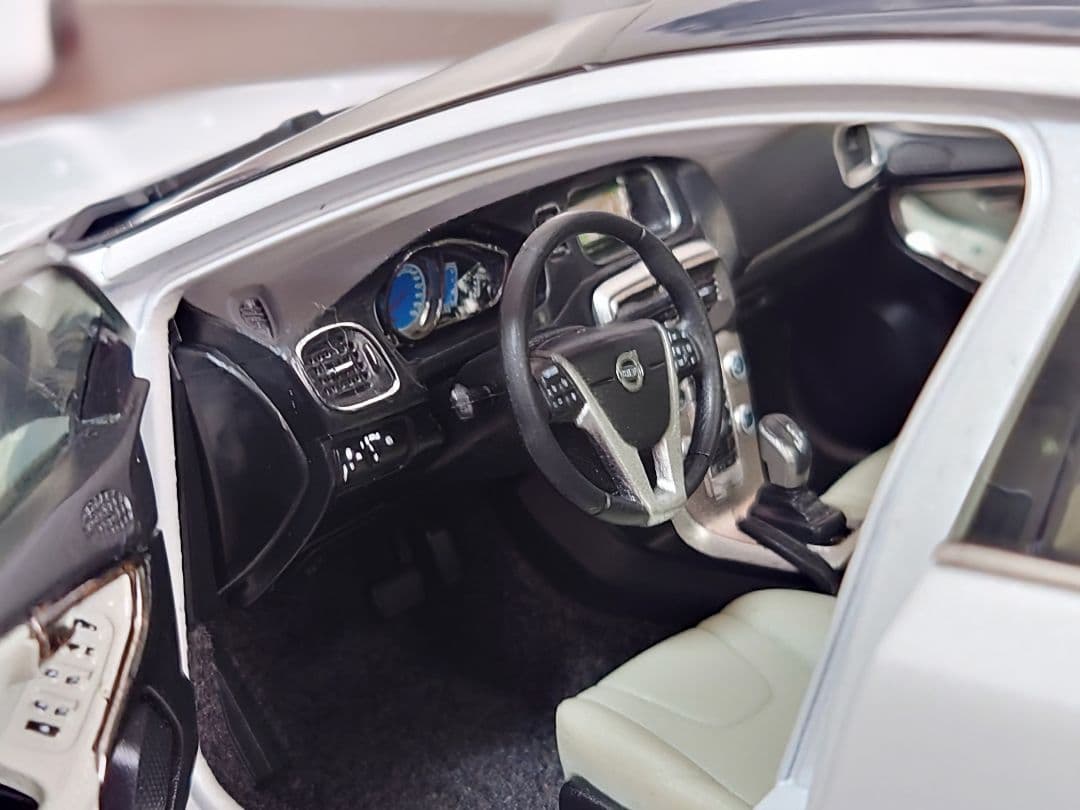 【希少美品ミニカー】ボルボ V40 1/18 精工モデルカー　ホワイトパール