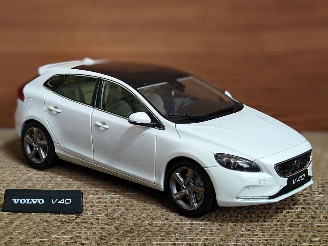 【希少美品ミニカー】ボルボ V40 1/18 精工モデルカー　ホワイトパール