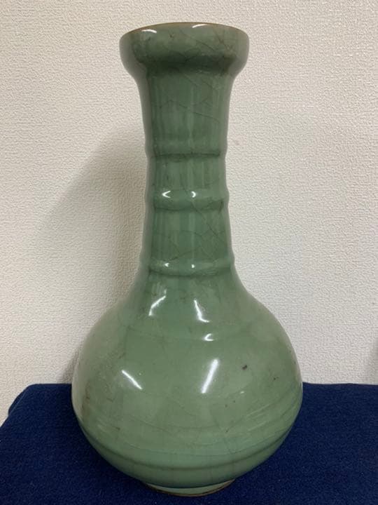 中国古美術　宋時代龍泉窯弦紋瓶，共箱：　C-3-3