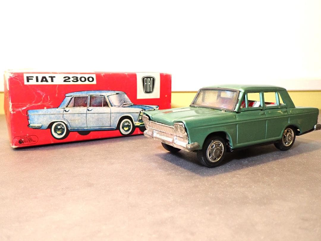 FIAT 2300 フリクションカー グリーン ビンテージブリキカー全長18㎝