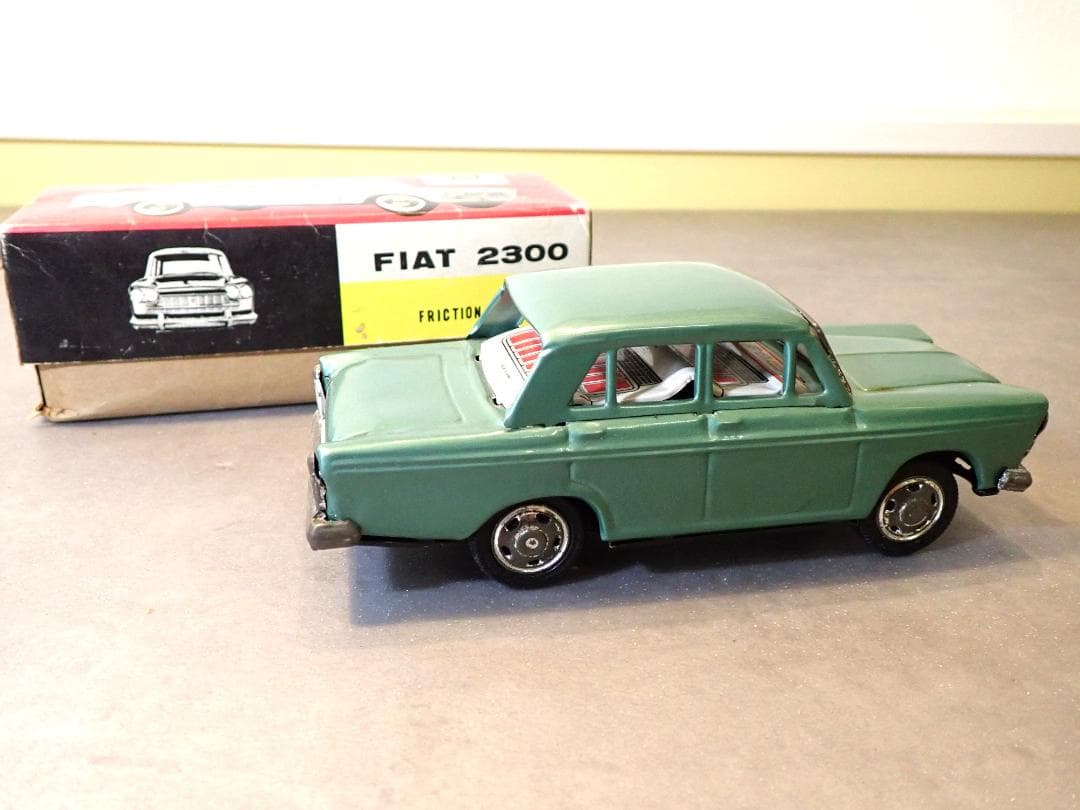 FIAT 2300 フリクションカー グリーン ビンテージブリキカー全長18㎝