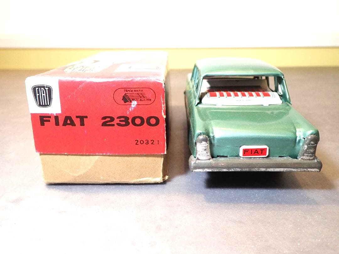 FIAT 2300 フリクションカー グリーン ビンテージブリキカー全長18㎝