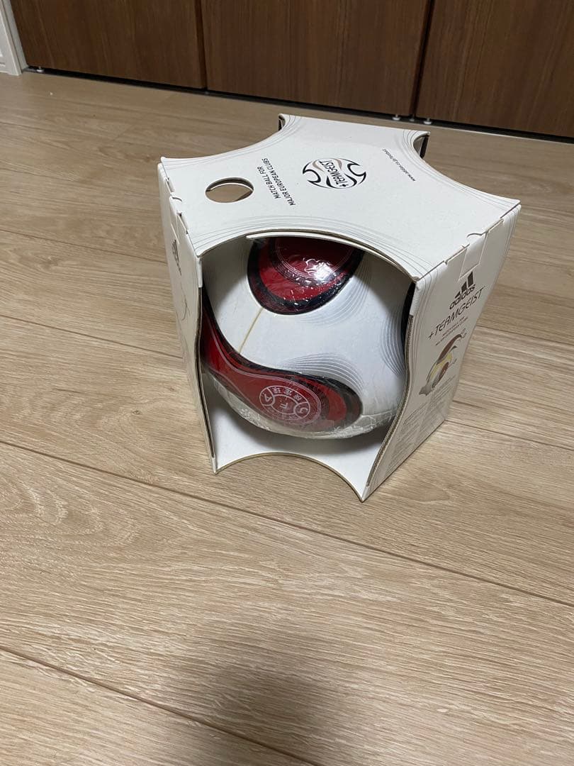 adidas TEAMGEIST サッカーボール ホワイト/レッド　5号