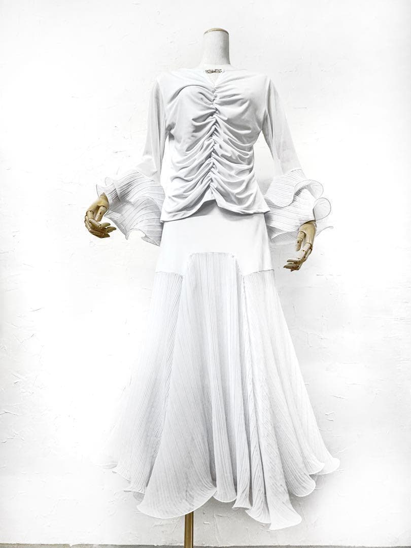 新品　ホワイト フリル　プリーツ　セットアップ　ツーピース　ｄ023