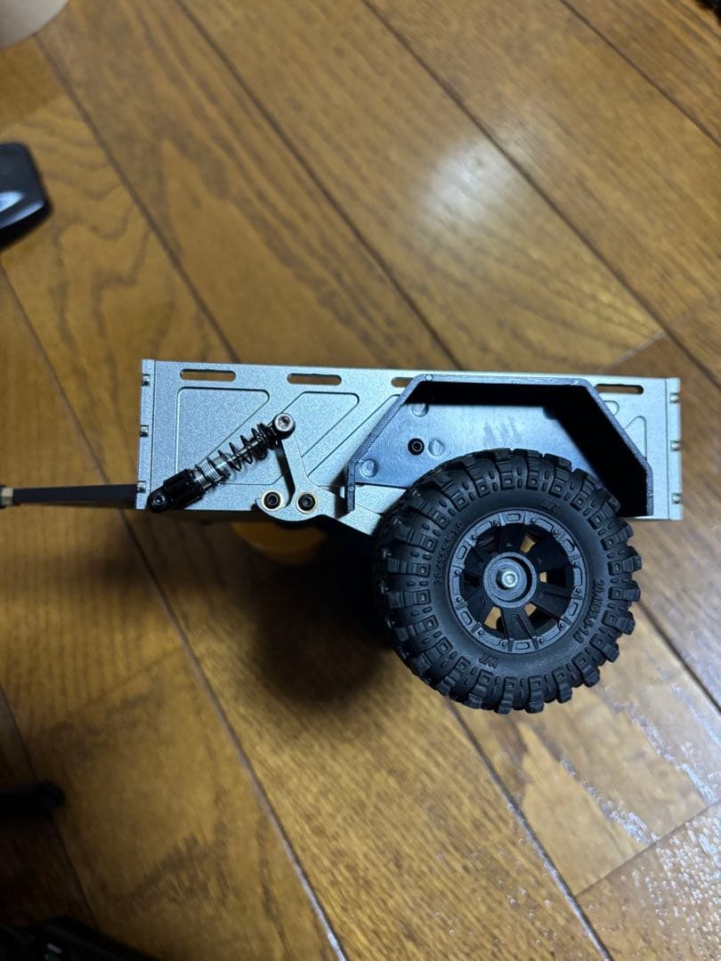 トラクサス4M、社外品リヤトレーラー付き