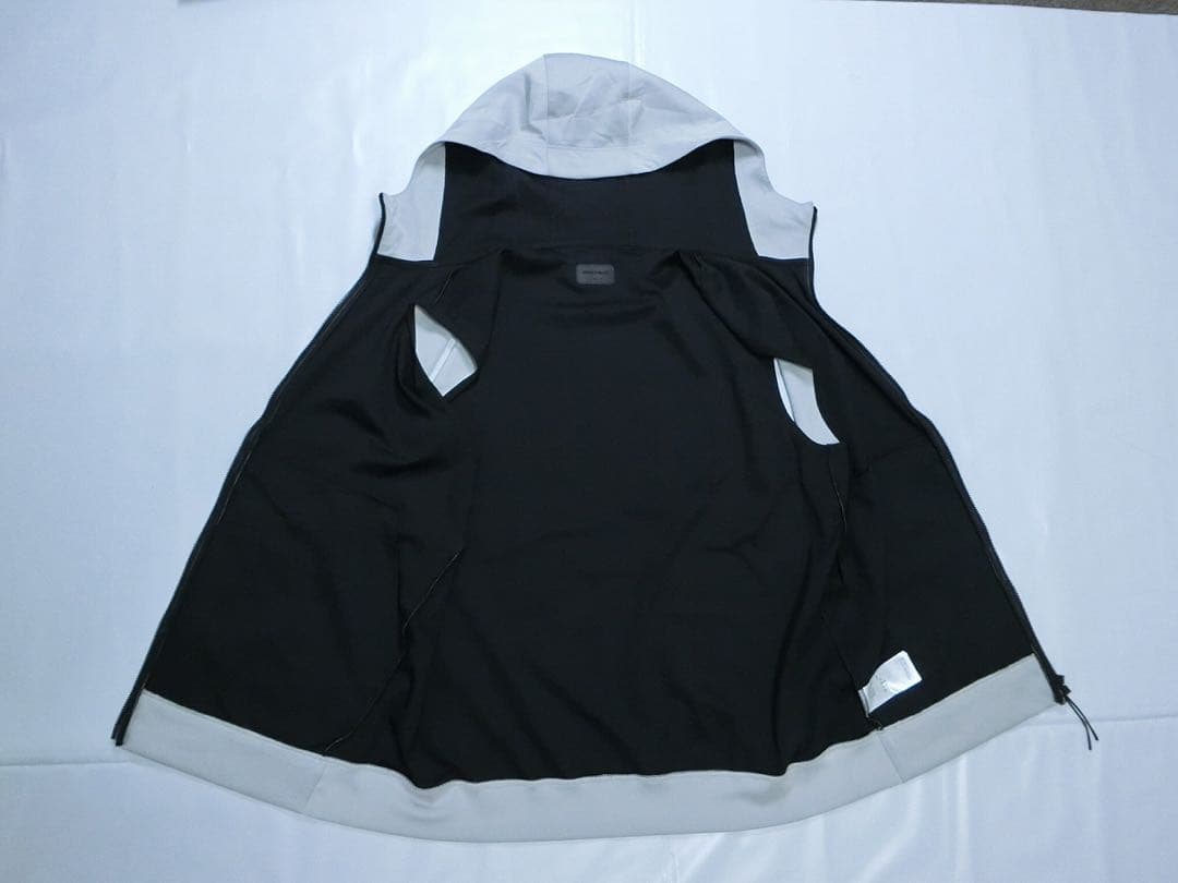 BRIEFING ブリーフィング　ライトグレーでフードが付いた前開きベスト XL