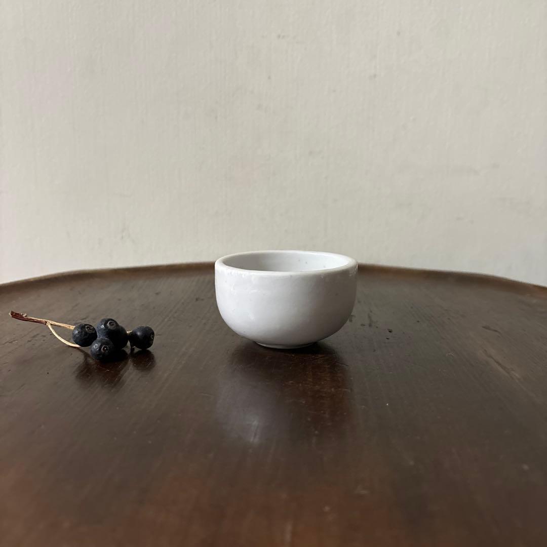 李朝　日帝時代　白磁ぐい呑み　筒盃　骨董　アンティーク　秦秀雄　白洲正子