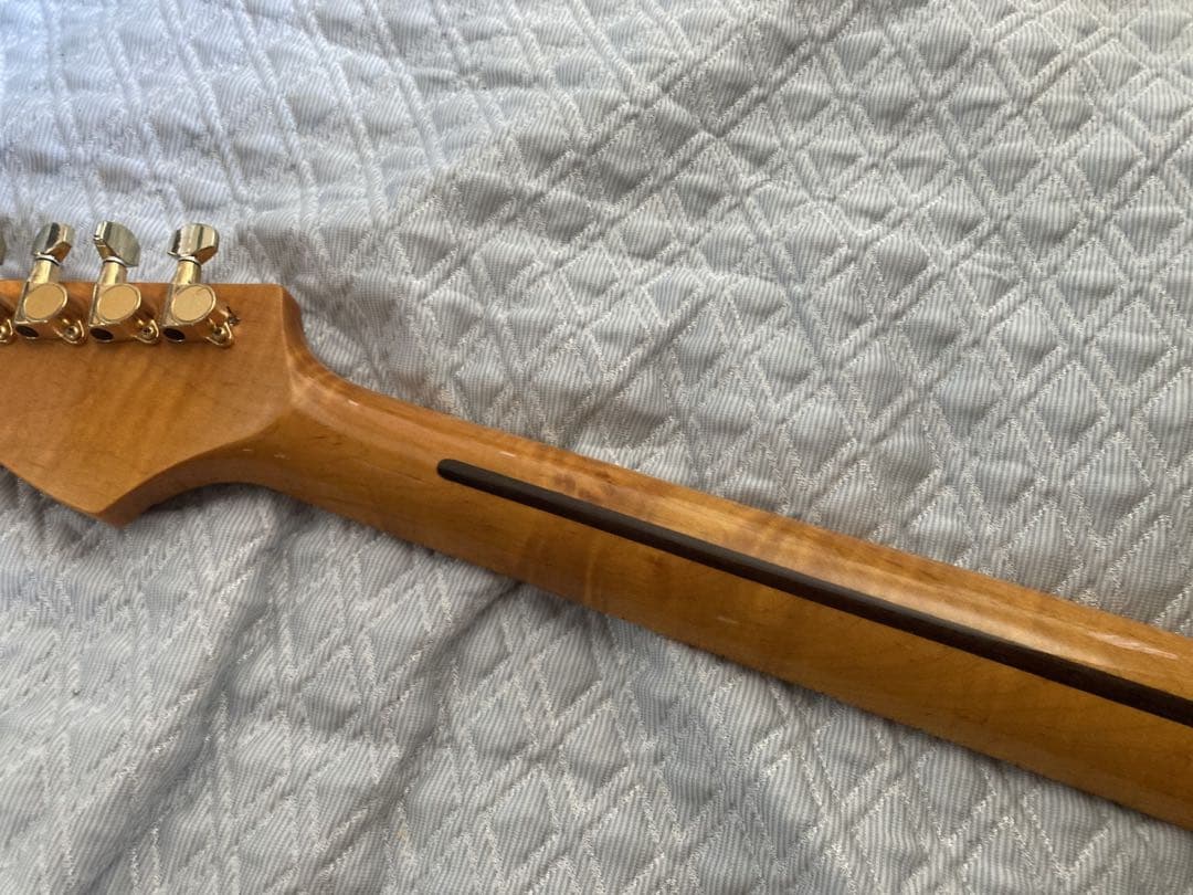 マルチレイヤーストラトタイプ　虎目ネック