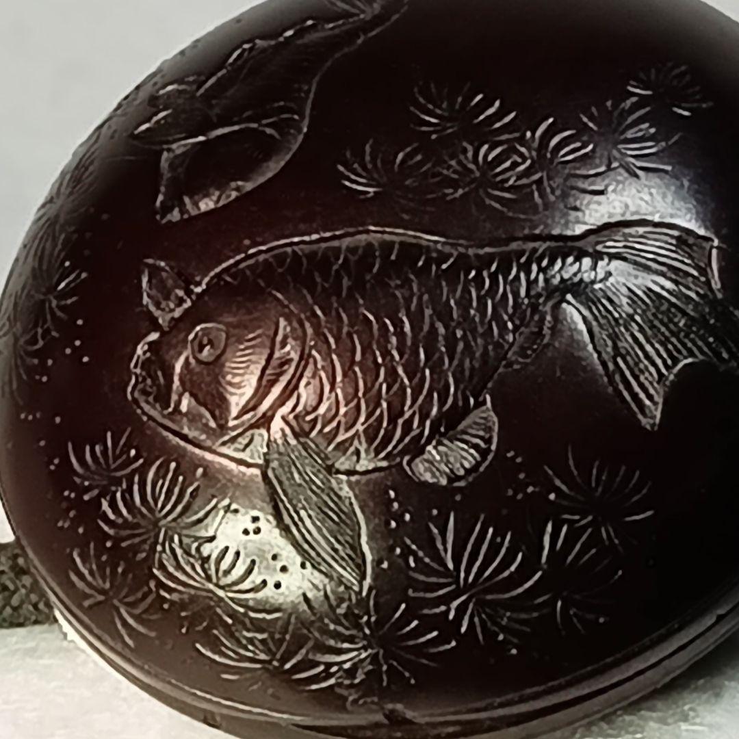 唐木彫 饅頭 根付 「金魚の図」裏面に在銘 判読出来ず