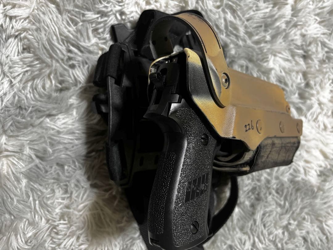 SIG SAUER P226 ハンドガン+ホルスター付