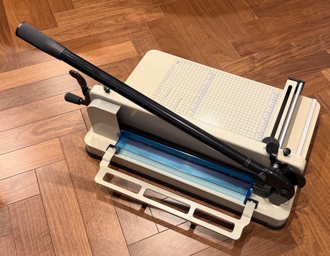 大型裁断機 A4サイズ 業務用裁断機 グリッド付き　替え刃付