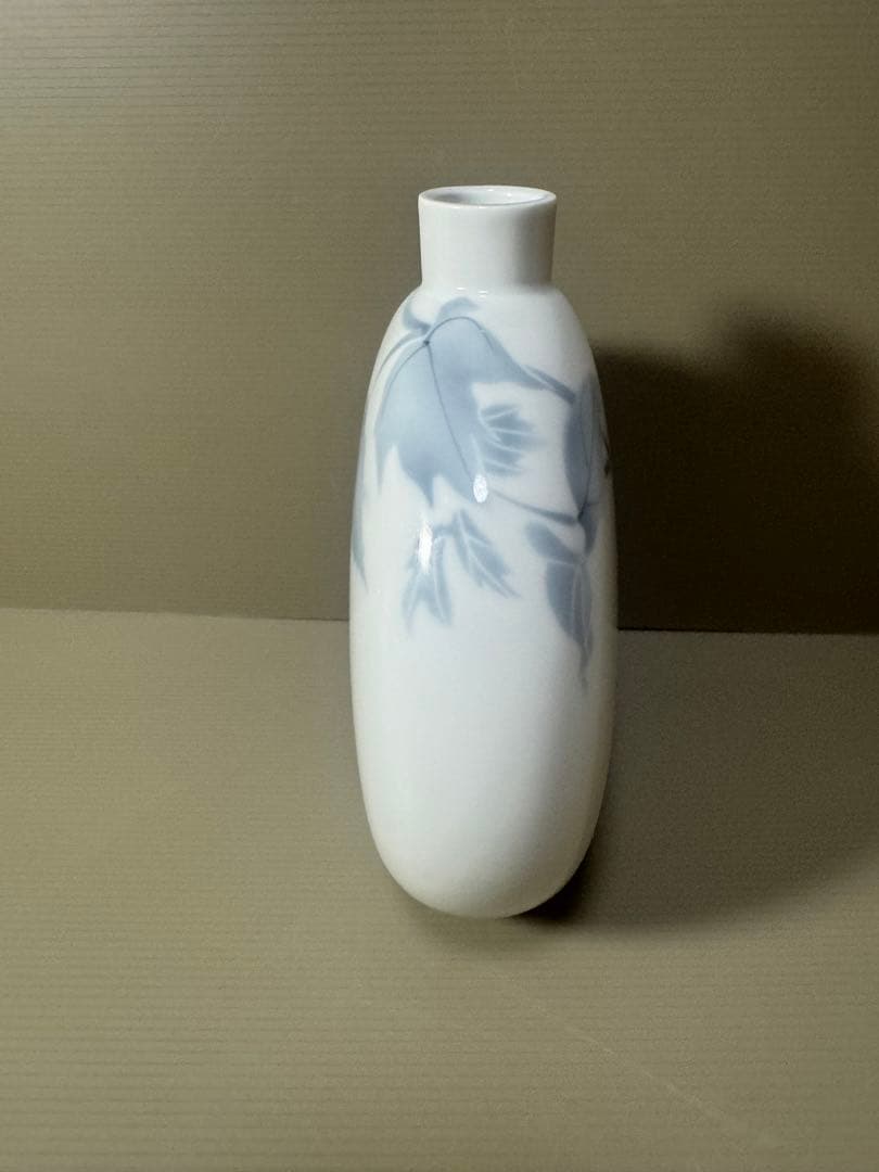2117 深川製磁　淡釉光彩　薄墨白牡丹　花瓶