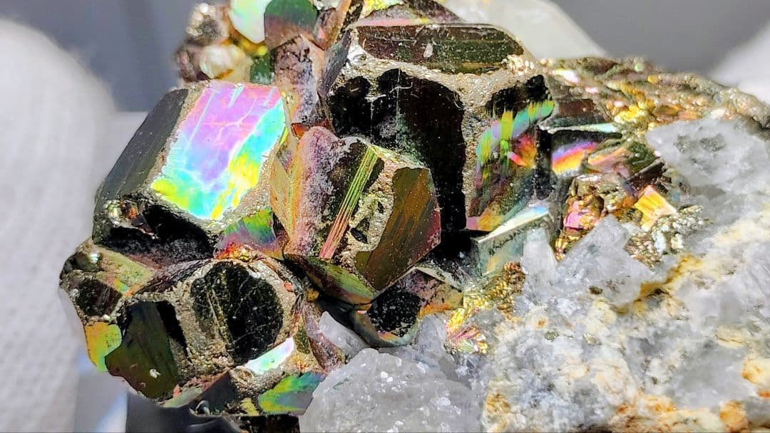 【コレクター向】レインボーパイライト イリデッセンスパイライト 水晶 共生