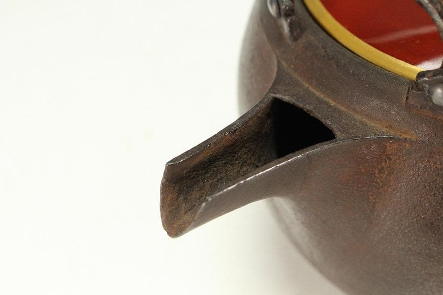 古鉄 持ち手 唐草 銀象嵌 瓶 注器 鉄瓶 銀摘 金縁朱塗蓋(K-XA811)