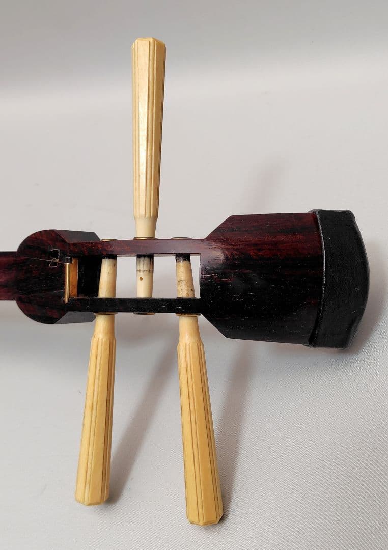 C059 【中古】三味線（子持ち綾杉／金細／二本溝）ケース付（バチ有）／修理前提