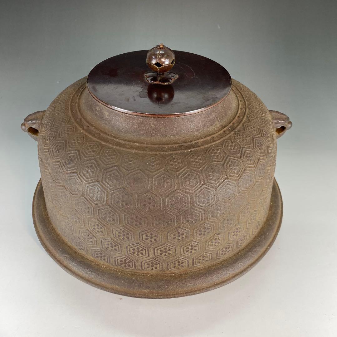 【茶道具】高橋敬典造　真形羽付亀甲文釜（共箱）