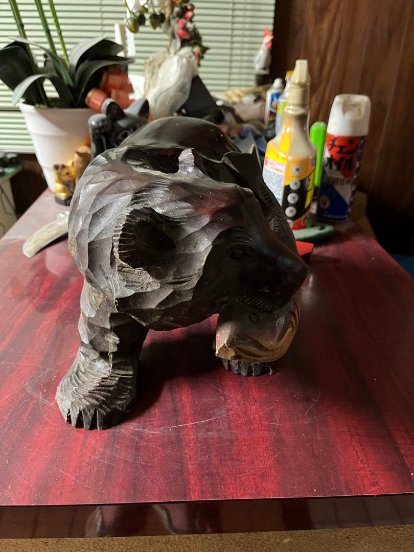 木彫り　クマの彫刻 魚付き