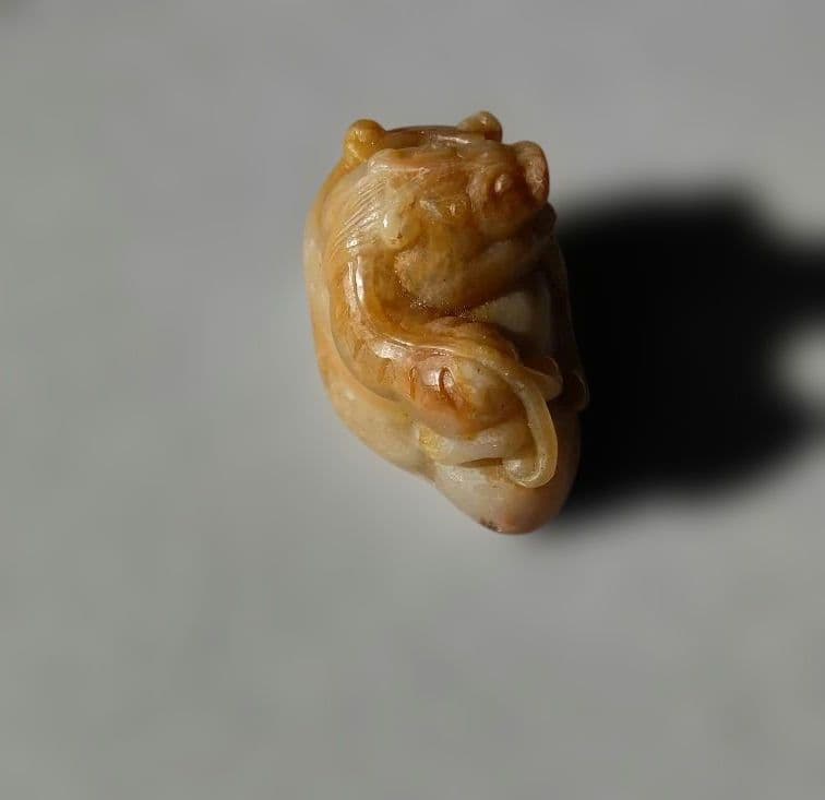 中国の寿山郷の水田で採れる希少な石(田黄石)[石印材の王]寿山石の貔貅の彫刻製品