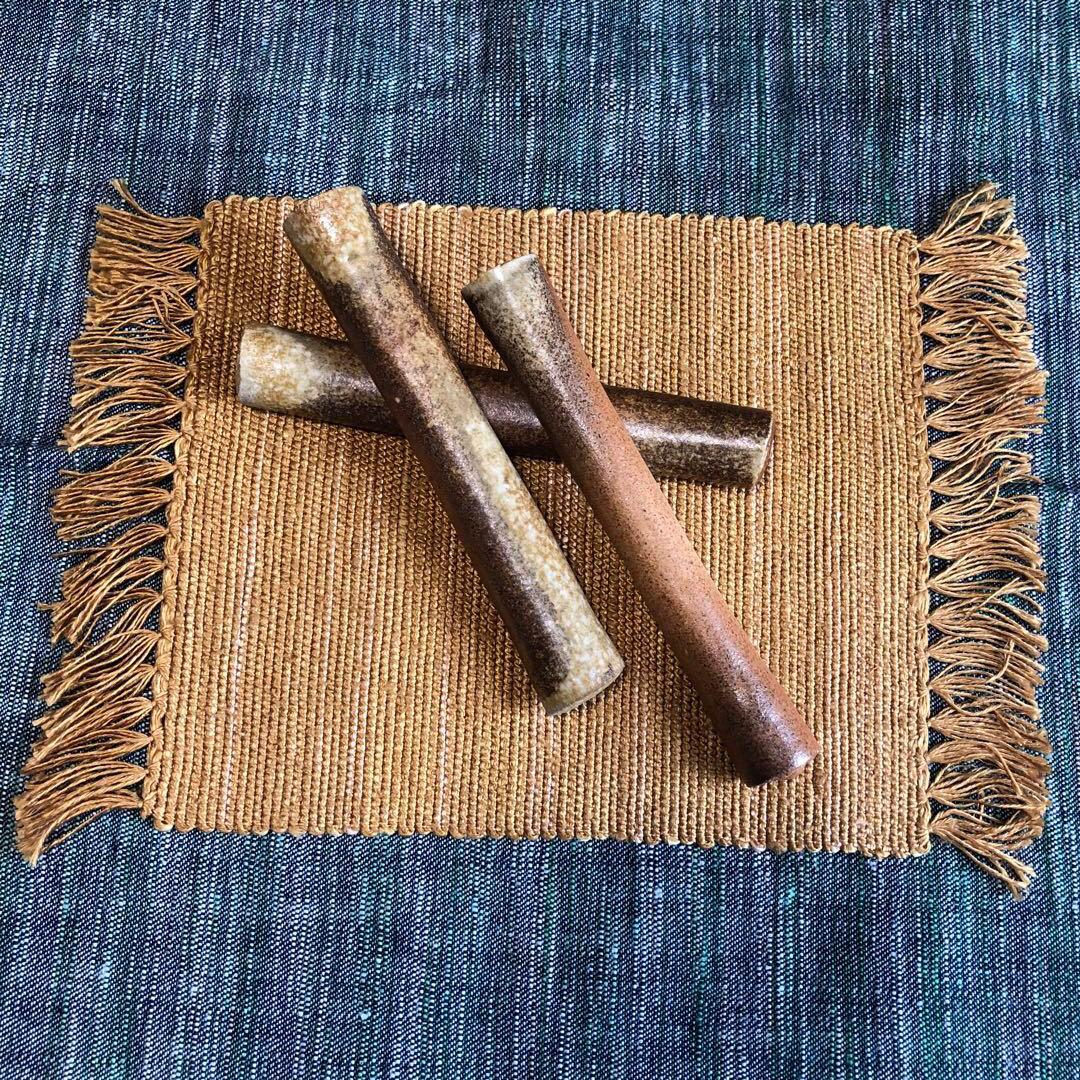 家庭画報掲載陶芸家作　信楽焼焼き締めカトラリーレスト3本セット　ウコン染絹敷物