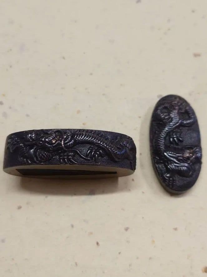 縁頭、赤銅魚子地に龍図