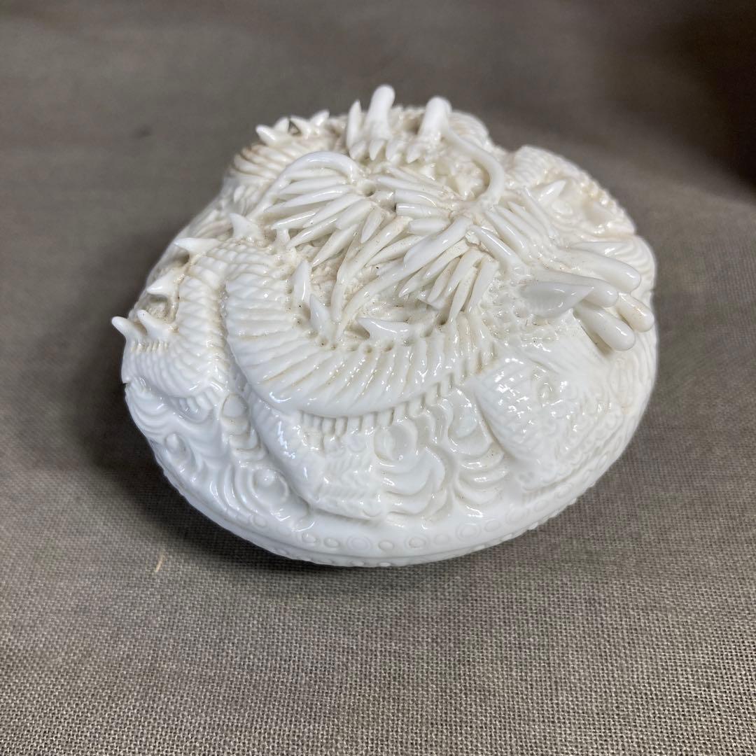 【茂右衛門】白磁彫の伝統　平戸御茶磁窯　十五代中里茂右衛門作　白磁彫龍彫　香合