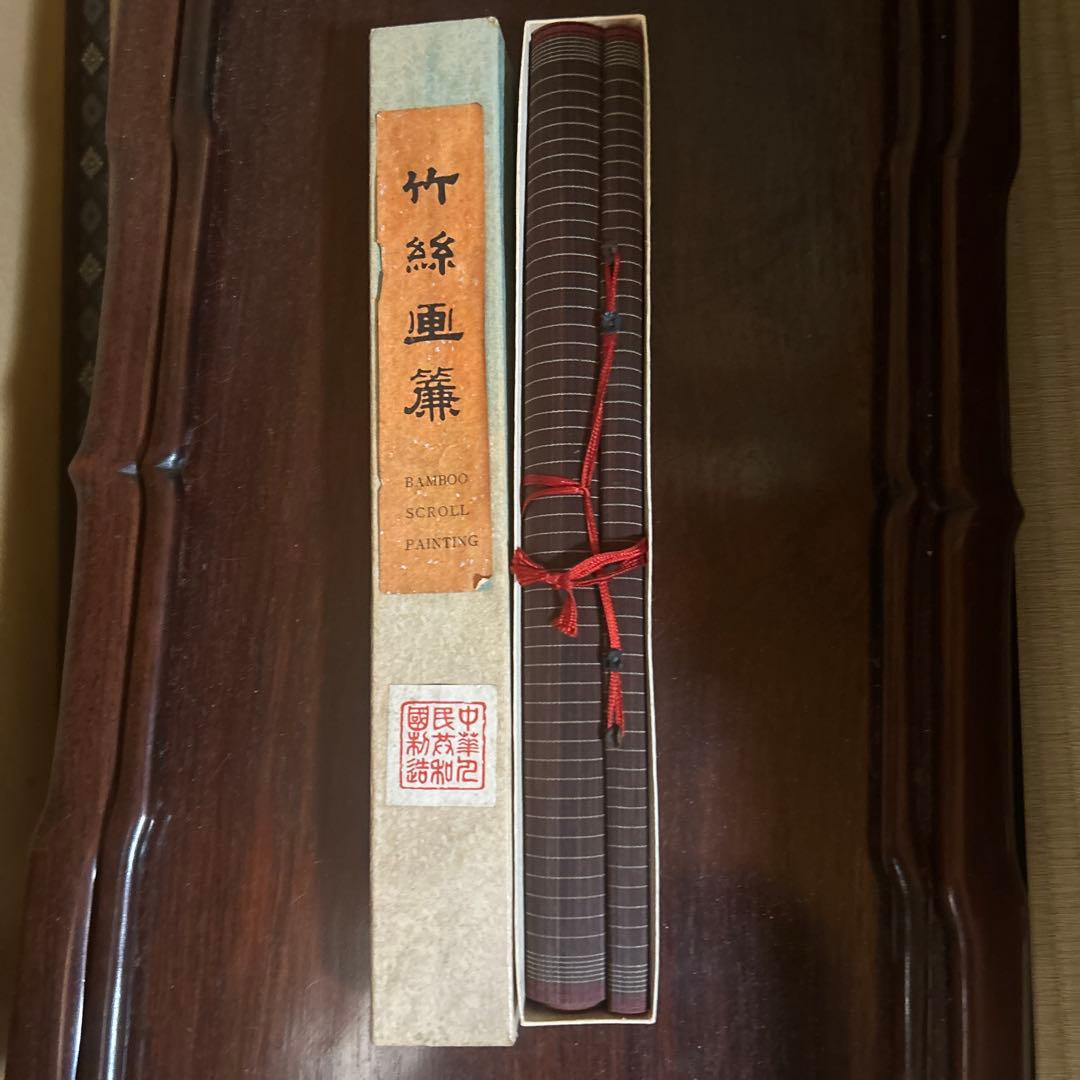 伝統的な掛軸 女性の立ち姿