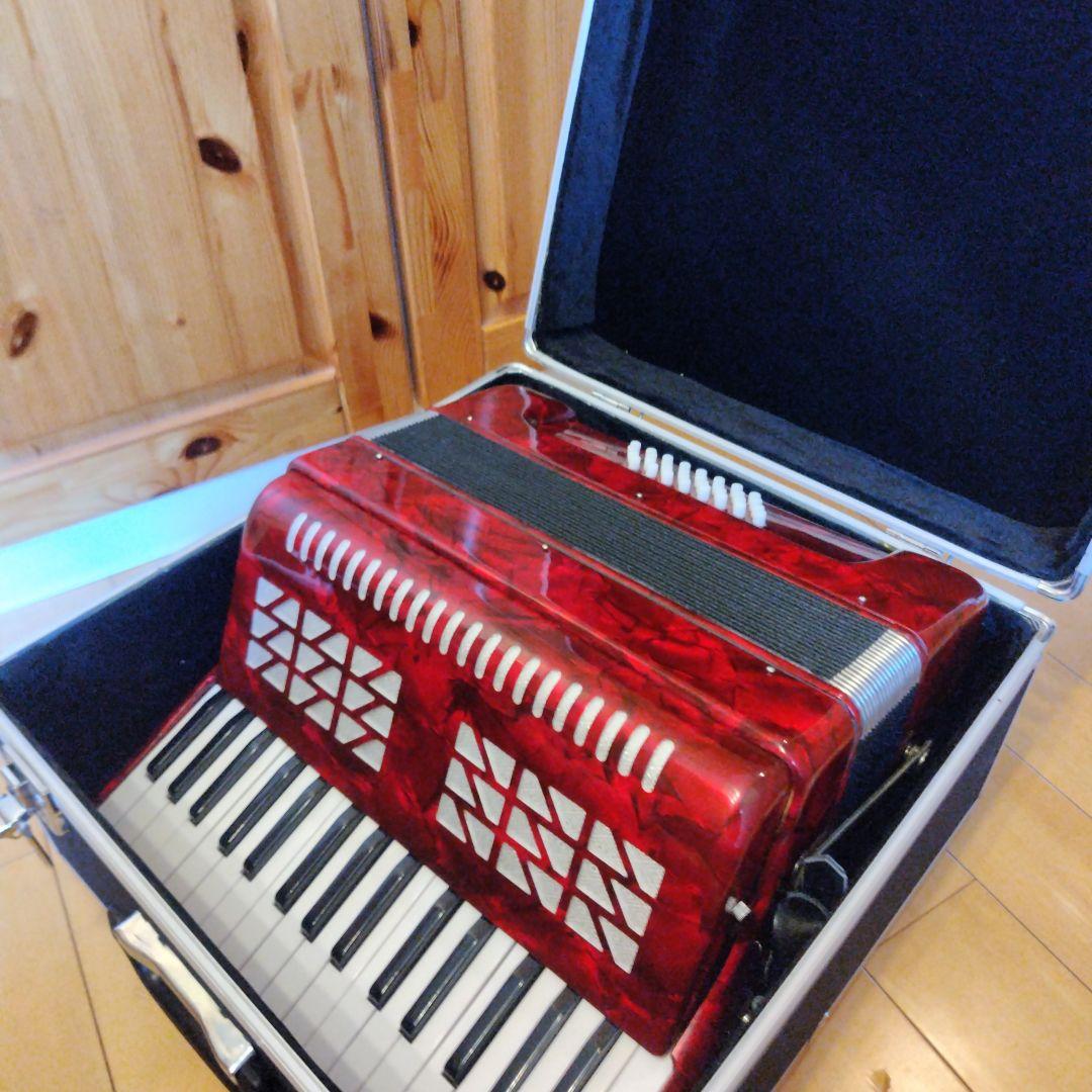 赤い37鍵アコーディオン ケース付き