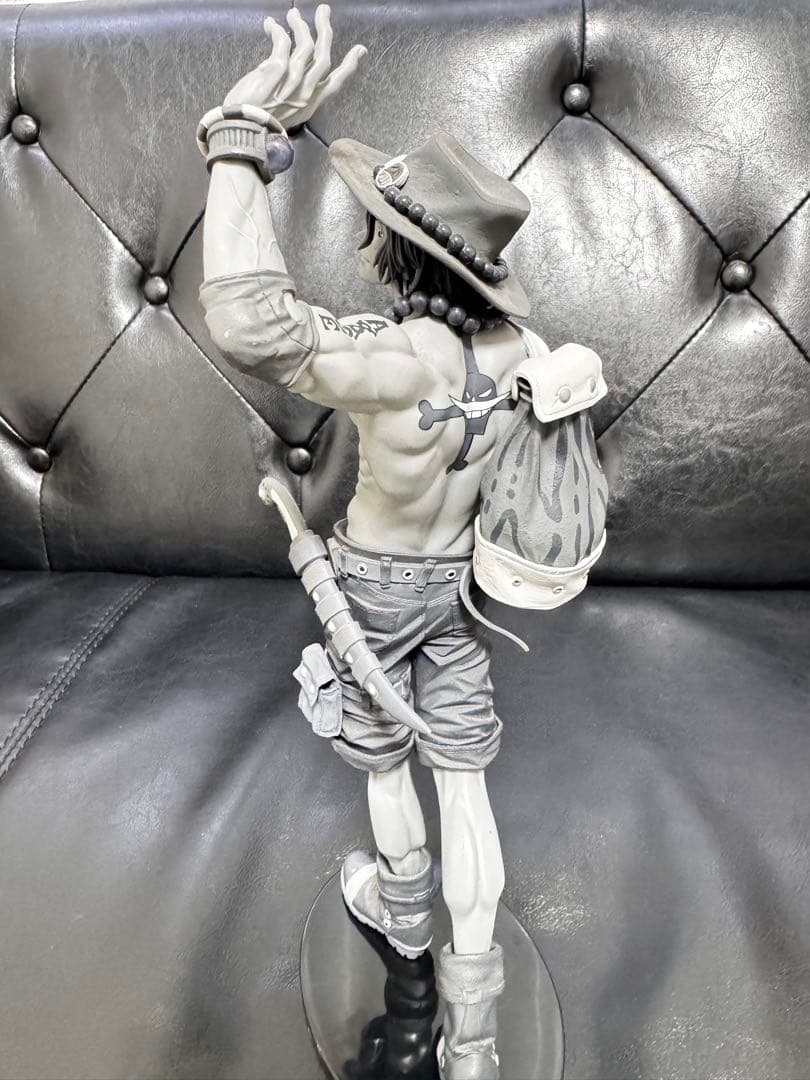 ワンピース エース フィギュア白黒トーン彩色