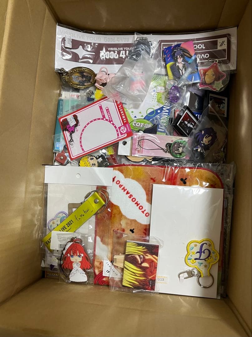 アニメグッズ　缶バッジ　アクリルグッズ　ぬいぐるみなど　490点以上　紙類なし