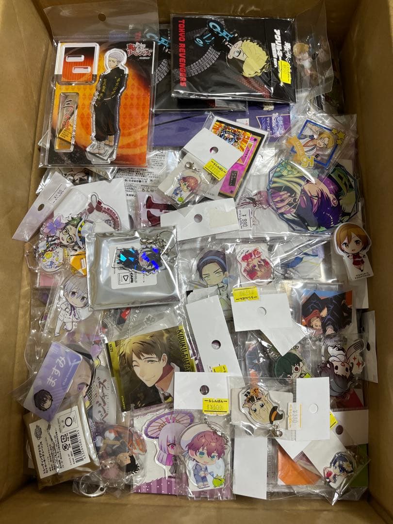 アニメグッズ　缶バッジ　アクリルグッズ　ぬいぐるみなど　490点以上　紙類なし