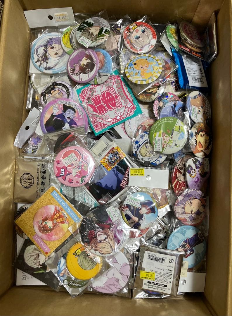 アニメグッズ　缶バッジ　アクリルグッズ　ぬいぐるみなど　490点以上　紙類なし