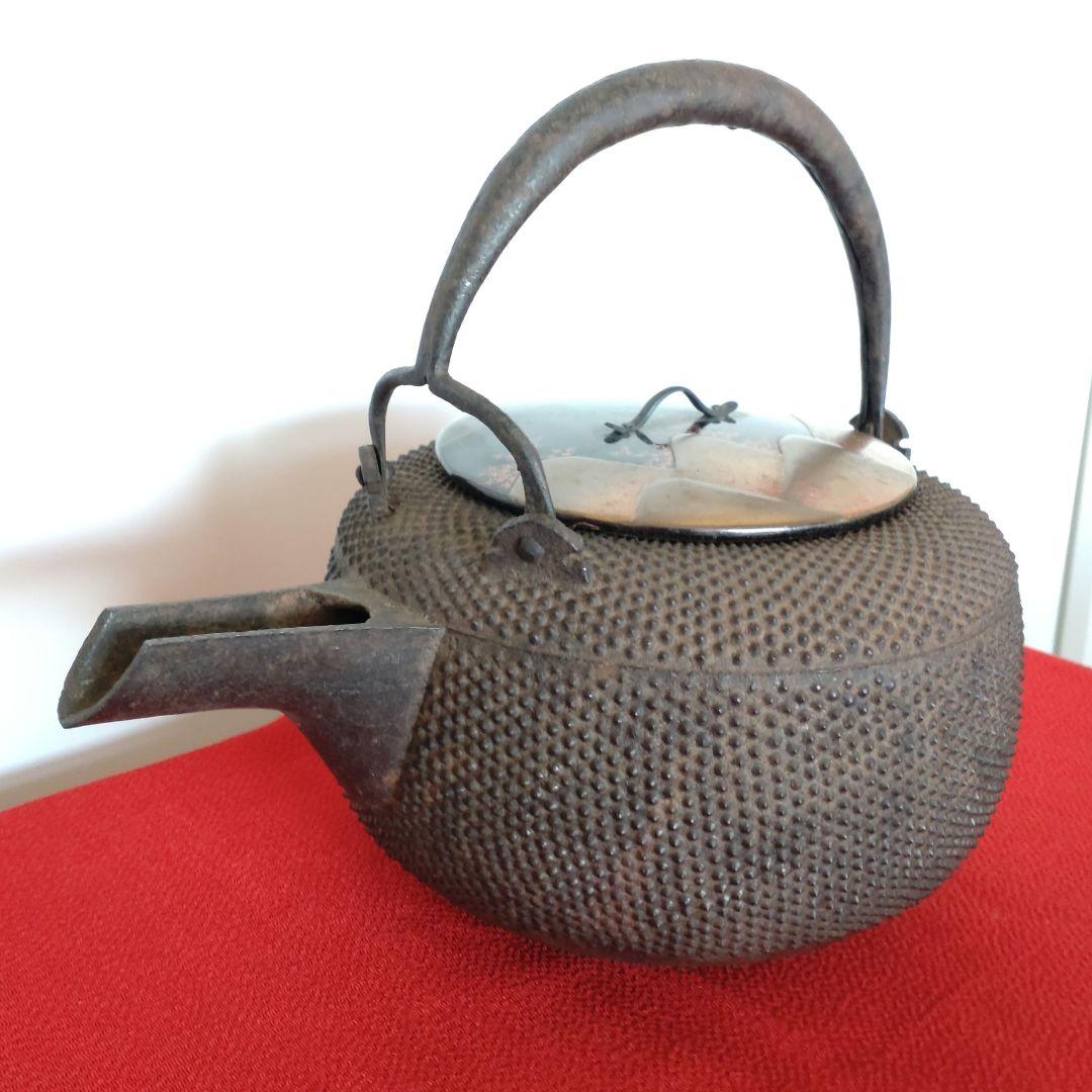 茶器　茶道具　鉄瓶　平丸型アラレ　日本製　漆蓋付き　伝統工芸