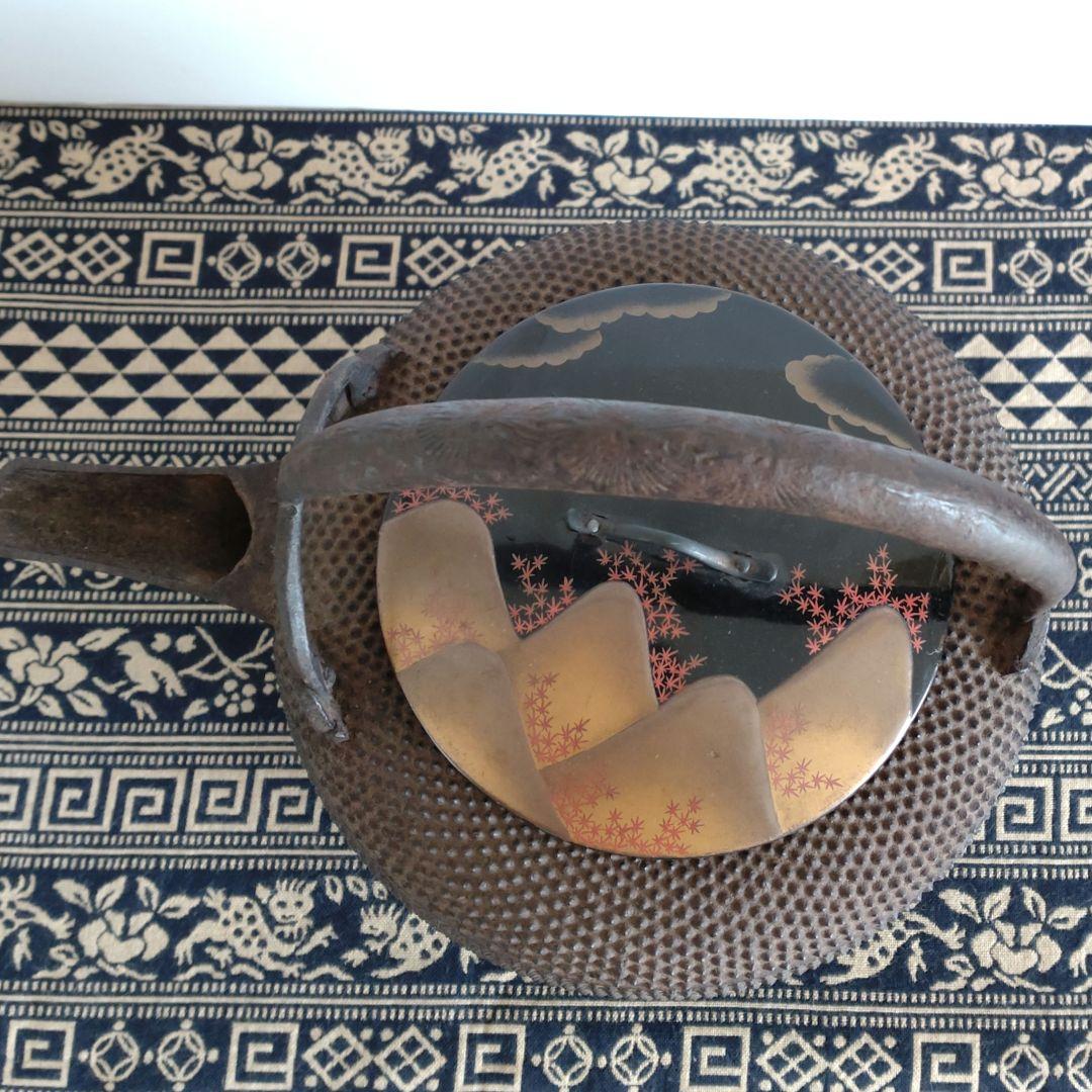 茶器　茶道具　鉄瓶　平丸型アラレ　日本製　漆蓋付き　伝統工芸