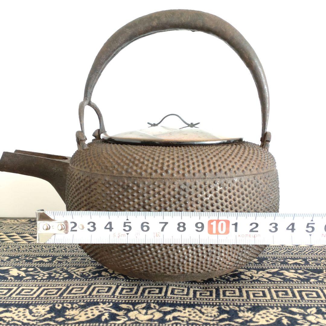 茶器　茶道具　鉄瓶　平丸型アラレ　日本製　漆蓋付き　伝統工芸