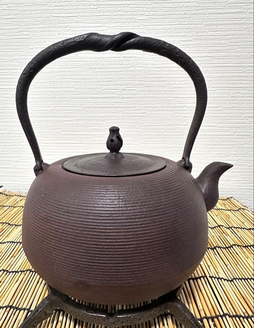 未使用品、供箱付　南部鉄器伝統工芸士　佐藤勝芳南部宝寿堂　姥口糸目　南部鉄瓶