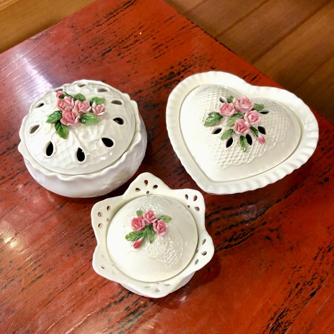 陶器製白いレースと薔薇彫刻のアンティーク小物入れハート型アロマポット 3個セット