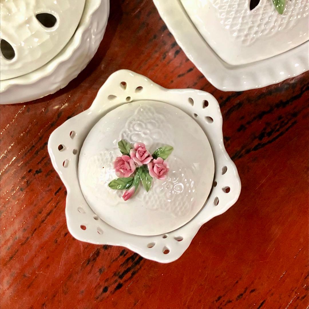 陶器製白いレースと薔薇彫刻のアンティーク小物入れハート型アロマポット 3個セット