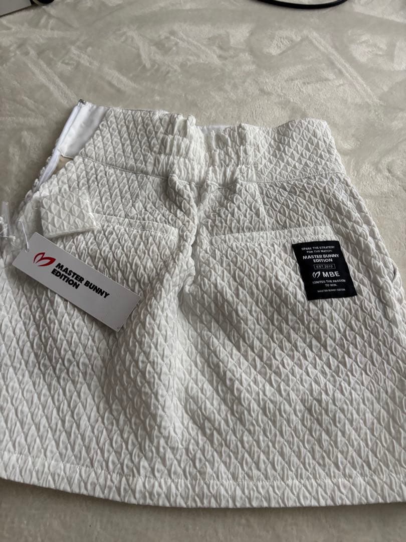 【新品未使用】マスターバニー　白スカート　キラキラ　ラメ　ぷくぷく生地　【00】