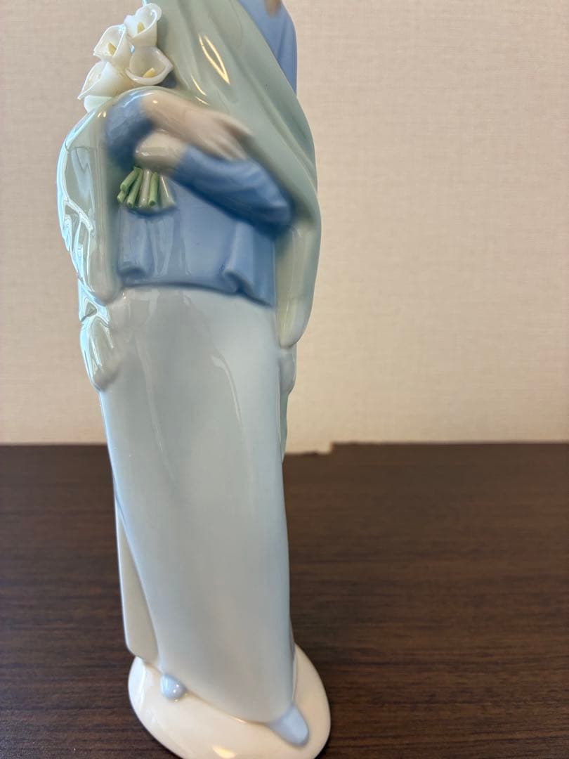 リヤドロ人形　百合を持つマリア像