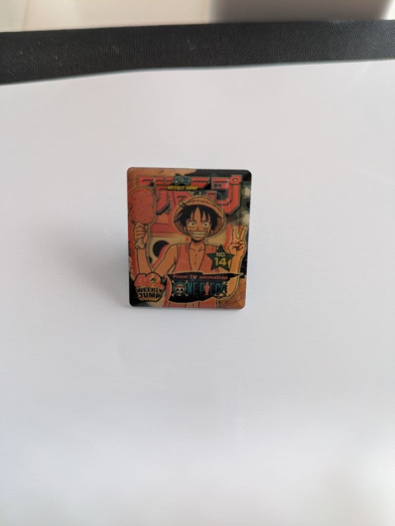 週間少年ジャンプ40周年　ワンピースコミック型ピンバッジ
